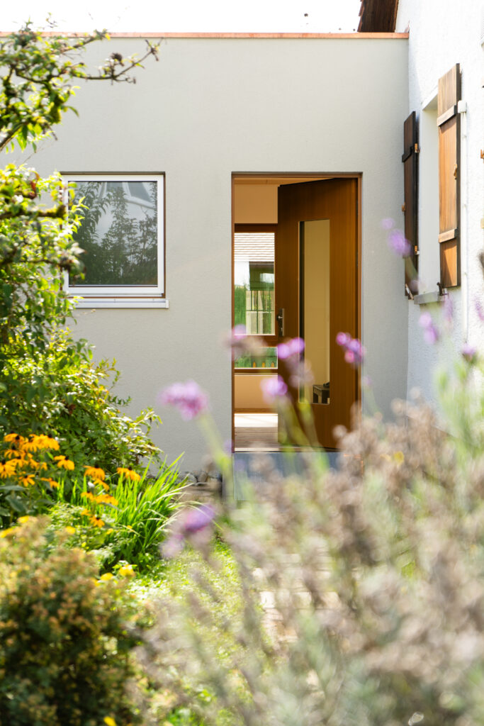 Eingangsbereich der Ferienwohnung Bett & Blume in Bermatingen mit Blick ins Zimmer