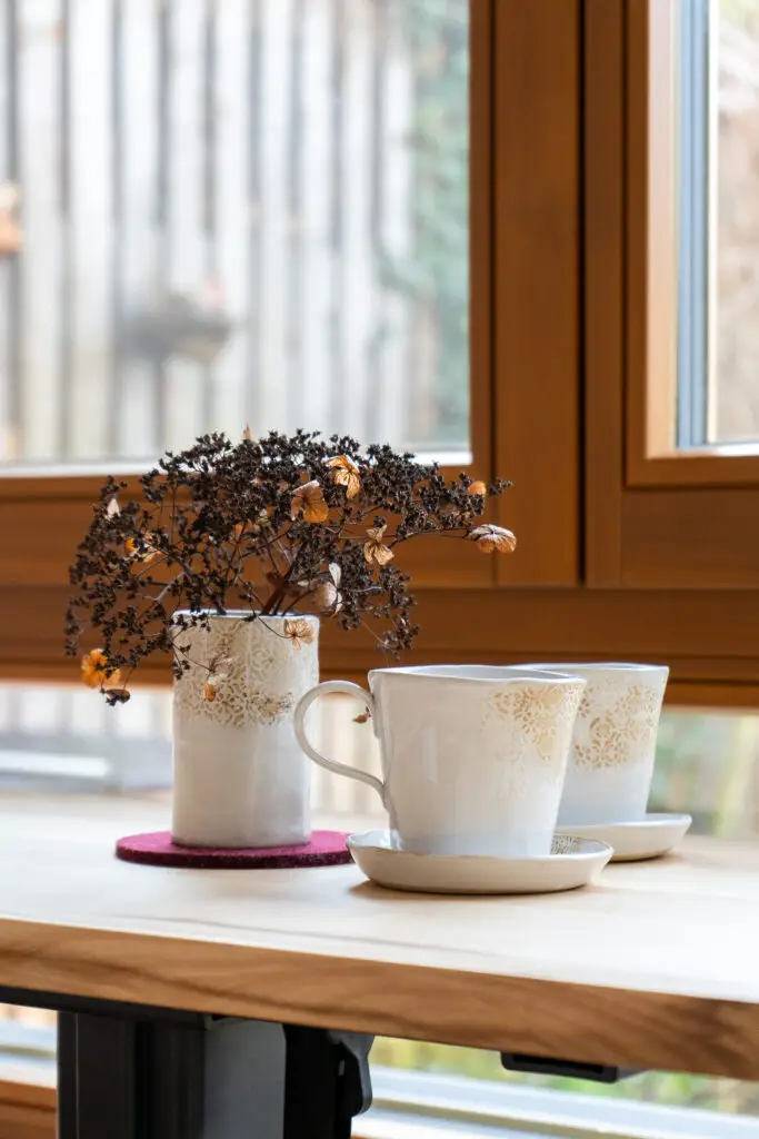Kaffee- und Tee-Set mit handgemachter regionaler Keramik in der Ferienwohnung Bett & Blume in Bermatingen