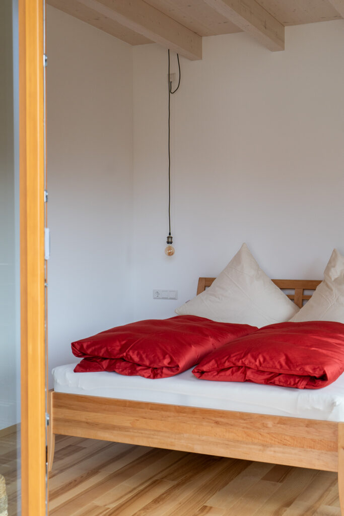 Schlafzimmer der Ferienwohnung Bett & Blume in Bermatingen mit Doppelbett