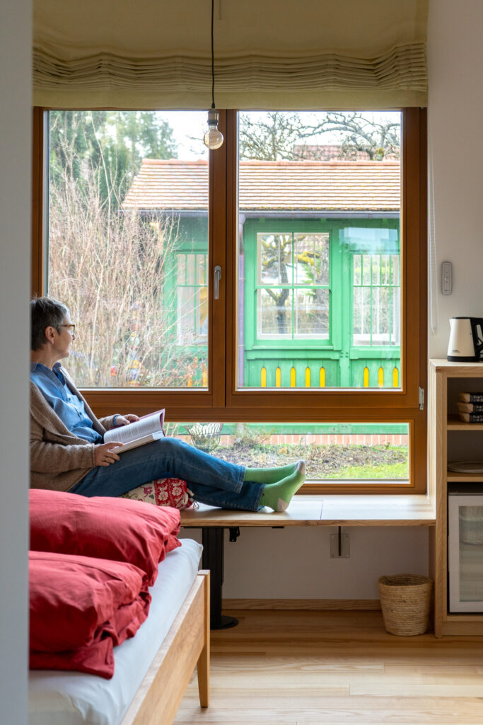Gemütliches Sitzfenster mit Blick in den wunderschönen Garten in der Ferienwohnung Bett & Blume in Bermatingen
