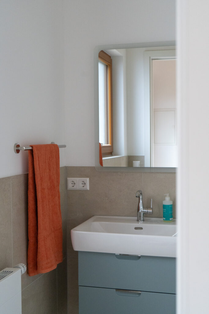 Modernes und helles Badezimmer der Ferienwohnung Bett & Blume in Bermatingen