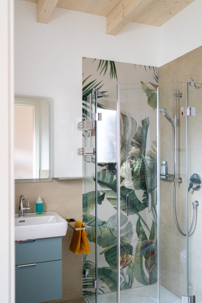 Modernes und helles Badezimmer der Ferienwohnung Bett & Blume in Bermatingen